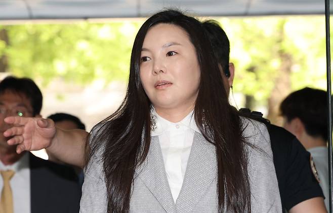 차가원 원헌드레드 레이블 대표가 지난 3일 구속 전 피의자 심문(영장실질심사)을 위해 서울 서초구 서울중앙지법에 출석하고 있다. 연합뉴스