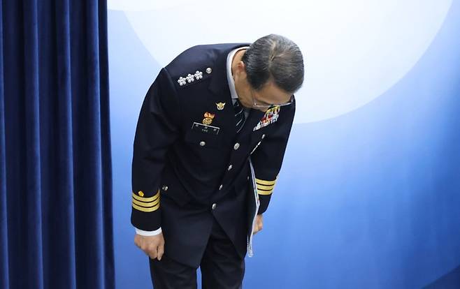 유재성 경찰청장 직무대행이 지난달 16일 서울 종로구 정부서울청사에서 열린 경찰 수사 내부비리 근절 및 민주적 통제 강화 관련 윤호중 행정안전부 장관 대국민 담화문 발표에서 인사하고 있다.