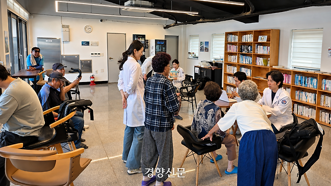 지난 7월 23일 오후, 경남 남해군 상주면 노도 마을을 찾은 병원선(경남511호) 의료진이 노도 문화간에서 마을 주민들을 진료하고 있다. 남해 | 김찬호 기자