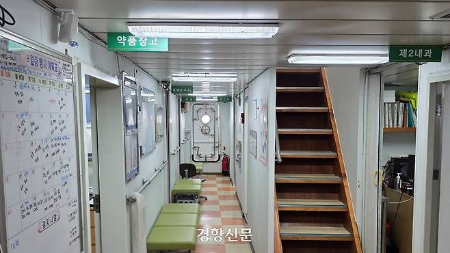 지난 7월 24일 방문한 병원선(경남511호) 내부 모습. 병원선은 그 자체로 작은 종합병원이었다. 통영 | 김찬호 기자