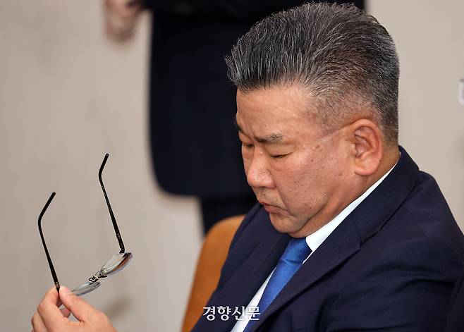 유병호 감사원 감사위원이 지난해 10월16일 국회 법사위 국정감사에서 무거운 표정을 짓고 있다. 박민규 선임기자