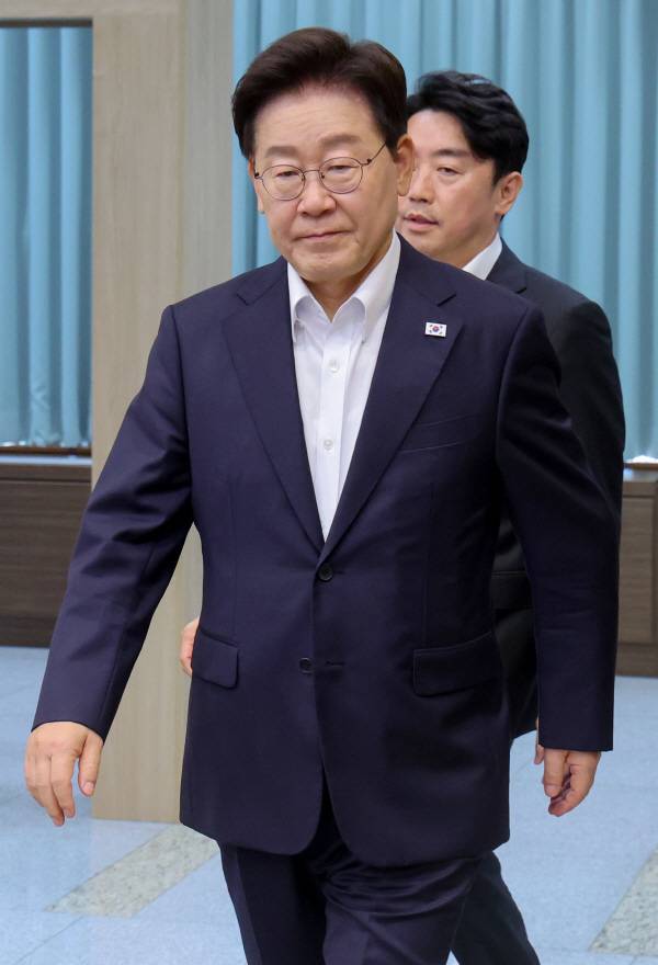 이재명 대통령과 강훈식 비서실장이 6일 청와대에서 열린 수석보좌관회의에 입장하고 있다. 연합뉴스