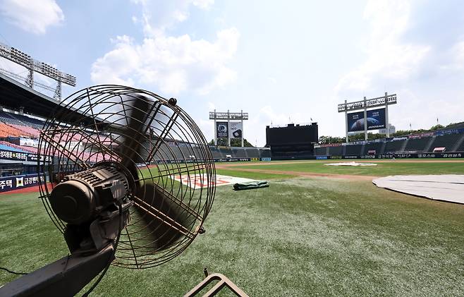 Jamsil Baseball Stadium in Songpa District, southern Seoul, sits empty on Aug. 4 after the KBO canceled games in Seoul and Gwangju because of an extreme heat warning. YONHAP