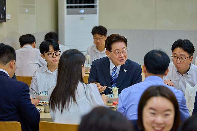이재명 대통령이 지난달 15일 청와대 여민관 구내식당에서 직원 격려 오찬을 하고 있다. 청와대 제공