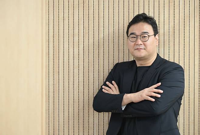 한승원 한국뮤지컬제작사협회 회장이 최근 서울 대학로에서 국민일보와 인터뷰를 하고 있다. 한 회장은 “뮤지컬 제작사는 무대를 직접 기획 및 제작하고 리스크를 짊어지는 ‘플레이어’인 동시에, 배우·스태프·투자자·관객이 모여 작품을 완성하도록 판을 깔아주는 ‘플랫폼’ 역할을 수행한다. 따라서 지원 정책에 제작사들의 목소리가 반영되어야 한다”고 주장했다.  권현구 기자