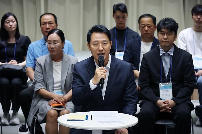 오세훈 서울시장이 6일 서울시청에서 열린 ‘부동산 정상화를 위한 시민 대토론회’에서 발언하고 있다. [연합뉴스]