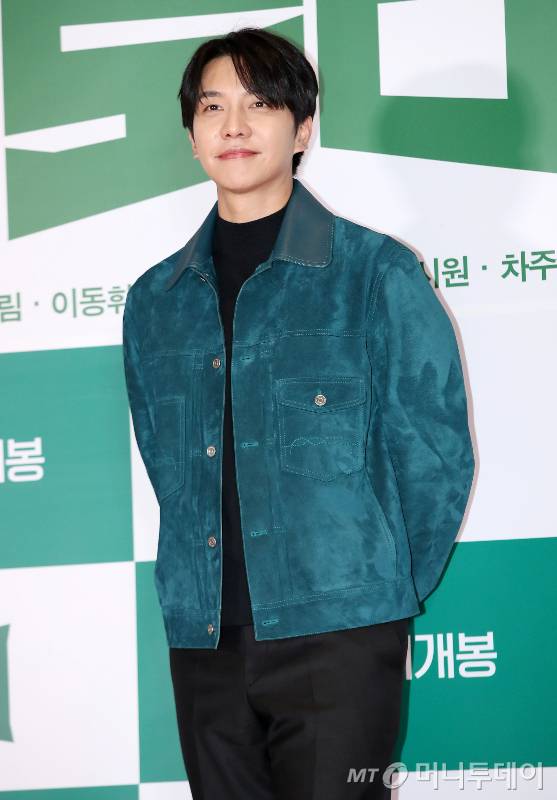 배우 이승기가 지난해 5월31일 오후 서울 송파구 롯데월드타워 롯데시네마에서 진행된 영화 '로비(감독 하정우)' VIP 시사회에 참석해 포즈를 취하고 있다. /사진=김휘선 hwijpg@