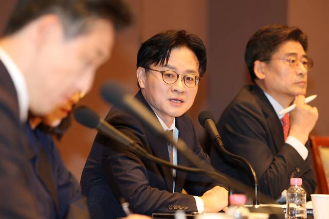 김정관 산업통상부 장관이 6일 오전 서울 중구 한국프레스센터에서 열린 관훈토론회에 참석해 질문에 답하고 있다 .  김동훈 기자