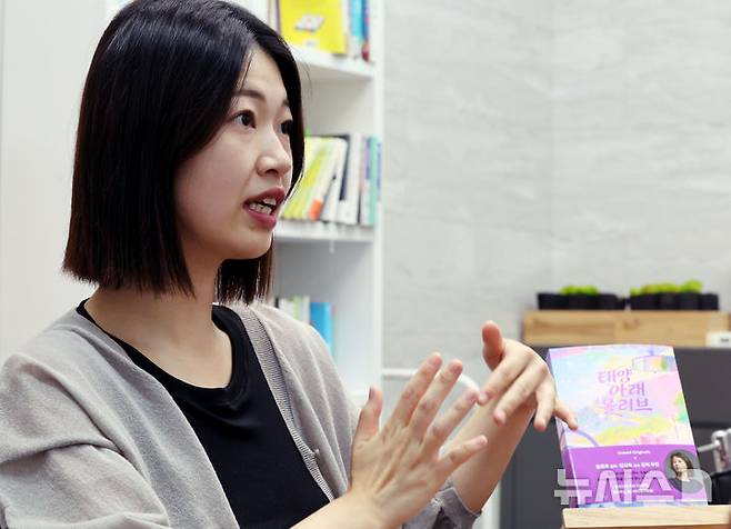 [고양=뉴시스] 박주성 기자 = 장편소설 '태양 아래 올리브'로 돌아온 김초엽 작가가 5일 오전 경기도 고양시 덕은구 블러썸스튜디오에서 뉴시스와 인터뷰를 하고 있다. 2026.08.06. park7691@newsis.com