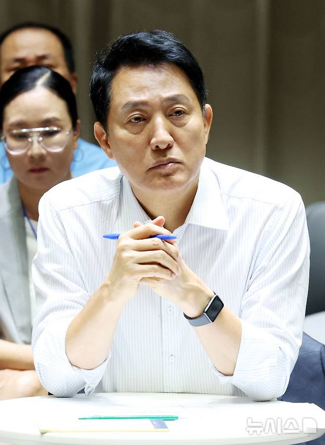 [서울=뉴시스] 박영태 기자 = 오세훈 서울시장이 6일 서울 중구 서울시청에서 열린 부동산 정상화를 위한 서울시민 대토론회에 참석해 패널의 질문을 듣고 있다. 2026.08.06. since1999@newsis.com
