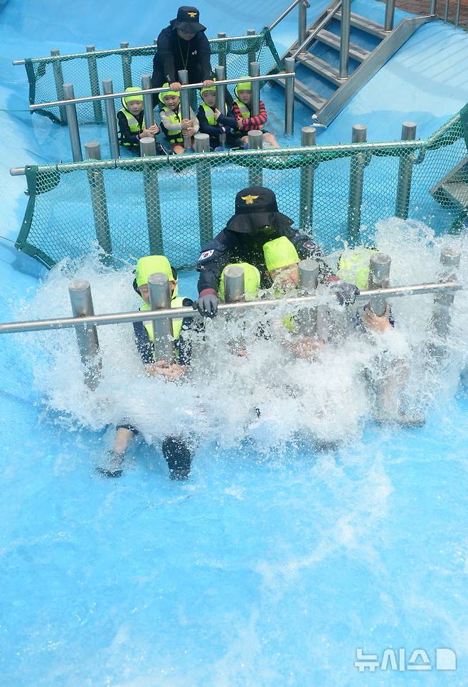 [임실=뉴시스] 김얼 기자 = 연이은 무더위가 이어지고 있는 6일 전북 임실군 전북특별자치도119안전체험관 물놀이안전체험장을 찾은 어린이들이 급류 사고 체험을 하고 있다. 2026.08.06. pmkeul@newsis.com