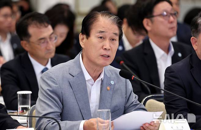[서울=뉴시스] 김진아 기자 = 권오을 국가보훈부 장관이 5일 청와대 영빈관에서 열린 외교부, 통일부, 국방부, 국가보훈부에 대한 부처 업무보고에서 보고를 하고 있다. 2026.08.05. bluesoda@newsis.com