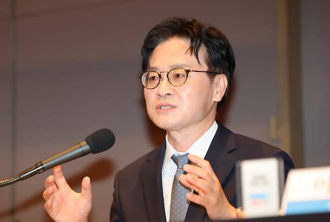 패널 질문에 답하는 김정관 장관 패널 질문에 답하는 김정관 장관     (서울=연합뉴스) 이진욱 기자 = 김정관 산업통상부 장관이 6일 서울 중구 프레스센터에서 열린 관훈토론회에서 패널 질문에 답하고 있다. 2026.8.6     cityboy@yna.co.kr (끝)   <저작권자(c) 연합뉴스, 무단 전재-재배포, AI 학습 및 활용 금지>