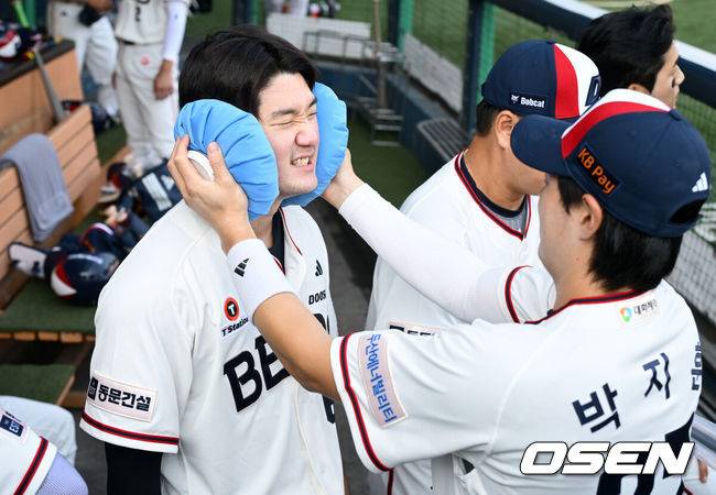 [OSEN=잠실, 조은정 기자]2일 서울 잠실야구장에서 2026 신한 SOL KBO리그 두산 베어스와 LG 트윈스의 경기가 열렸다.이날 두산은 벤자민, LG는 톨허스트를 선발로 내세웠다. 두산 안재석이 얼음주머니로 열을 식히고 있다. 2026.08.02 /cej@osen.co.kr