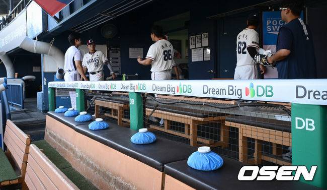 [OSEN=잠실, 조은정 기자]2일 서울 잠실야구장에서 2026 신한 SOL KBO리그 두산 베어스와 LG 트윈스의 경기가 열렸다.이날 두산은 벤자민, LG는 톨허스트를 선발로 내세웠다. 경기 전 두산 벤치에 얼음주머니가 놓여 있다. 2026.08.02 /cej@osen.co.kr