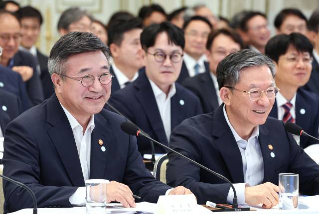 ▲윤호중 행안부 장관(왼쪽)과 정성호 법무부 장관이 5일 청와대 영빈관에서 열린 행안부·법무부·검찰청 등에 대한 부처 업무보고에서 이재명 대통령 발언에 웃고 있다. ⓒ연합뉴스