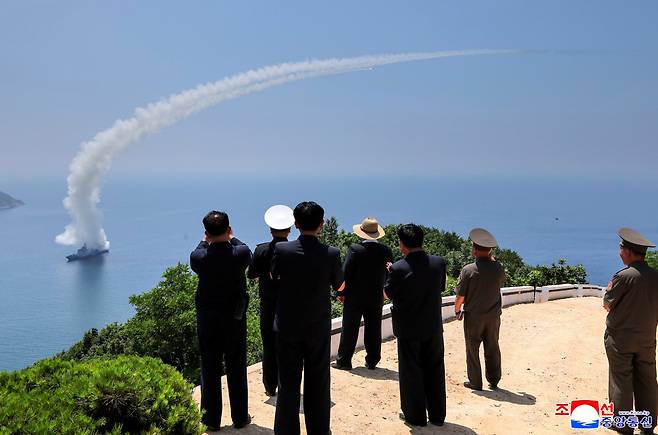 김정은 북한 국무위원장이 지난달 3일 신형 5000t급 구축함 ‘강건호’에 탑재된 미사일과 함포 등 주요 무기체계 시험을 참관하고 있다. 조선중앙통신·연합뉴스