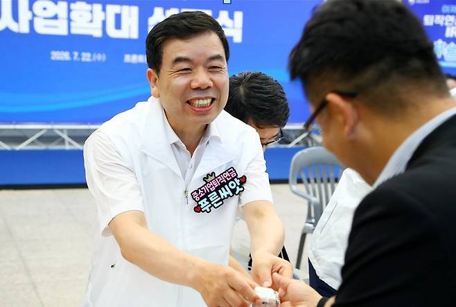 박종길 근로복지공단 이사장이 지난 달 22일 서울 프론트원에서 열린 ‘푸른씨앗 가입 대상 확대 기념행사’에서 기념품을 전달하며 제도를 안내하고 있다. 사진 제공=근로복지공단