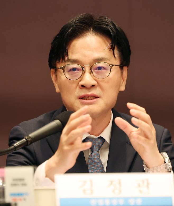 김정관 산업통상부 장관이 6일 서울 중구 프레스센터에서 열린 관훈토론회에서 패널 질문에 답하고 있다. 연합뉴스
