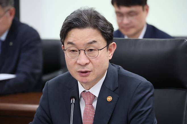 이억원 금융위원장이 지난 4월17일 서울 종로구 정부서울청사에서 열린 제3차 중동 상황 피해업종 관련 산업·금융권 간담회(철강)에서 발언하고 있다. ⓒ연합뉴스
