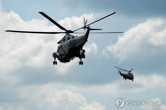 트럼프 대통령 태우고 이륙한 마린원 [AFP=연합뉴스. 재판매 및 DB 금지]