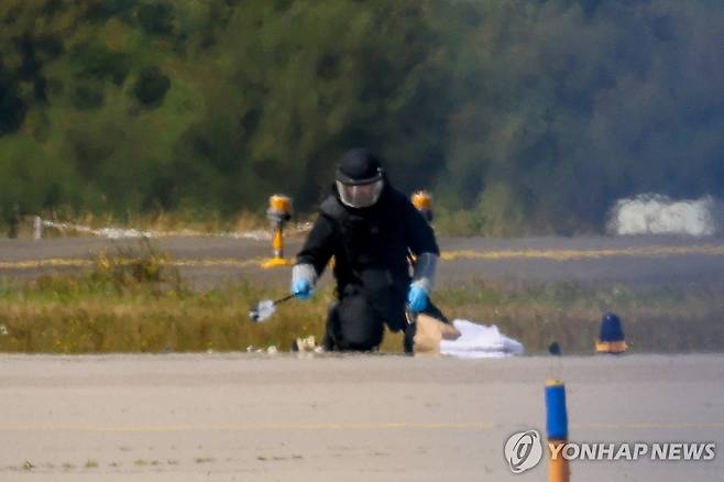 5일 독일 라이프치히 공항에 출동해 조사를 벌이고 있는 경찰 [로이터=연합뉴스. 재판매 및 DB 금지]