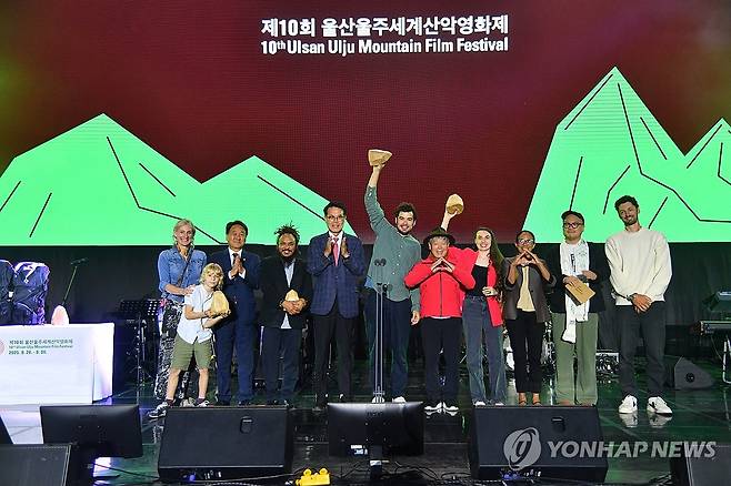 제10회 울산울주세계산악영화제 시상식 (울산=연합뉴스) 장영은 기자 = 지난해 9월 30일 울산 울주군 영남알프스 복합웰컴센터에서 열린 국내 유일 국제산악영화제인 제10회 울산울주세계산악영화제 폐막식에서 국제경쟁 시상식이 열렸다. 2025.9.30 young@yna.co.kr