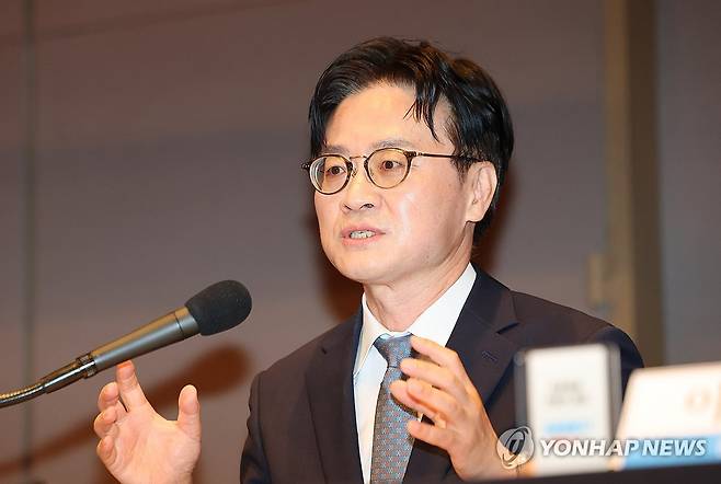 패널 질문에 답하는 김정관 장관 (서울=연합뉴스) 이진욱 기자 = 김정관 산업통상부 장관이 6일 서울 중구 프레스센터에서 열린 관훈토론회에서 패널 질문에 답하고 있다. 2026.8.6 cityboy@yna.co.kr