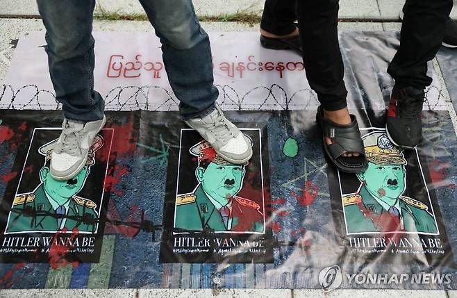 "미얀마 대통령 태국 방문 반대" (방콕 로이터=연합뉴스) 6일(현지시간) 민 아웅 흘라잉 미얀마 대통령의 태국 방문에 반대하는 시위대가 방콕 유엔 사무소 앞에서 시위를 갖고 민 아웅 흘라잉 대통령의 그림을 밟고 있다.