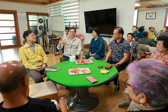 지난 5일 우승희 영암군수가 한 무더위쉼터를 찾아 현장의 불편사항을 청취하고 있다. 영암군 제공
