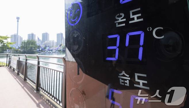 전국에 극한폭염이 계속되는 가운데 6일 서울 송파구 석촌호수에 위치한 온도계가 37도를 기록하고 있다.ⓒ 뉴스1 최지환 기자