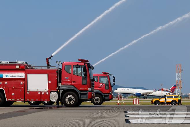 인천지역에 폭염특보가 내려진 지난 6일 오후 인천공항 제1활주로 남단에서 인천공항 소방대 특수 소방차량과 살수차가 활주로 살수작업을 진행하고 있다. (인천국제공항공사 제공. 재판매 및 DB 금지) 2026.8.7 ⓒ 뉴스1