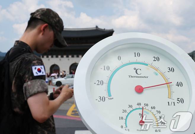 기록적인 폭염이 이어지는 7일 서울 종로구 광화문광장에서 지열의 영향을 받은 온도계가 40도에 가까운 수치를 가리키고 있다. 2026.8.7 ⓒ 뉴스1 이종수 기자