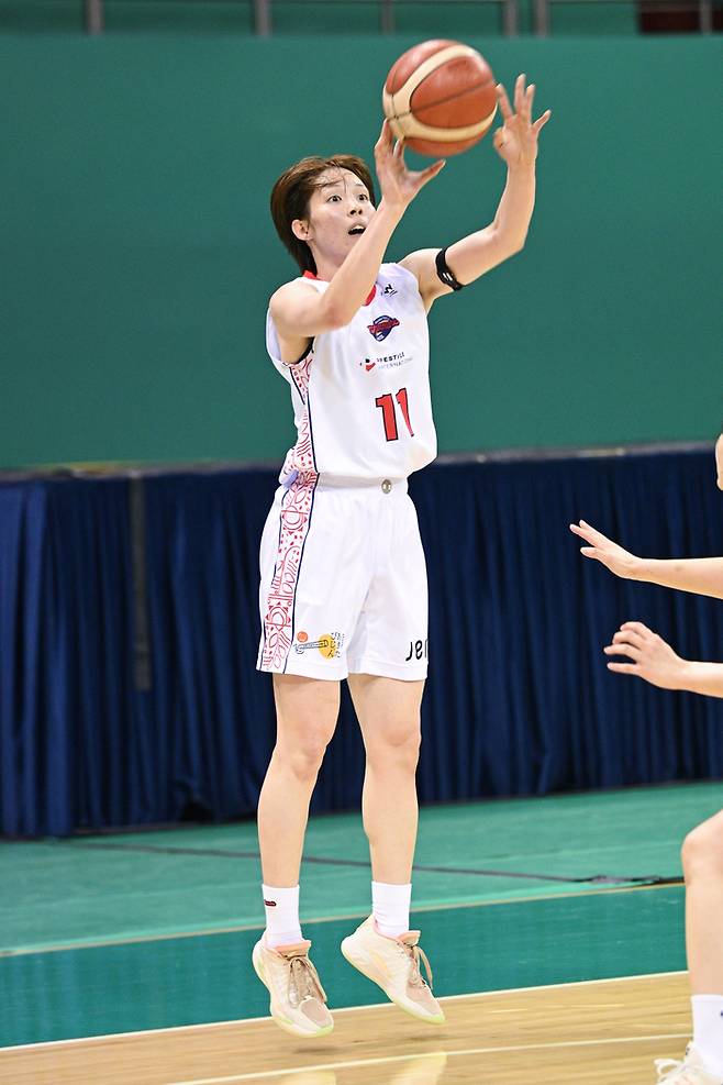 아란마레 히라오카가 5일 부천체육관에서 열린 2026 ticketLINK WKBL 퓨처스리그 준결승 신한은행과 경기에서 3점슛을 던지고 있다. 사진 | WKBL