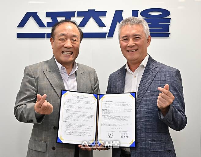한국 e스포츠협회 김영만 회장과 스포츠서울 김상혁 대표이사가 6일 서울 충무로 스포츠서울 본사에서 열린 ‘대한민국 e스포츠 발전과 ’e스포츠 대상‘ 공동 개회를 위한 업무협약’을 체결한 후 기념촬영을 하고 있다. 최승섭기자 thunder@sportsseoul.com