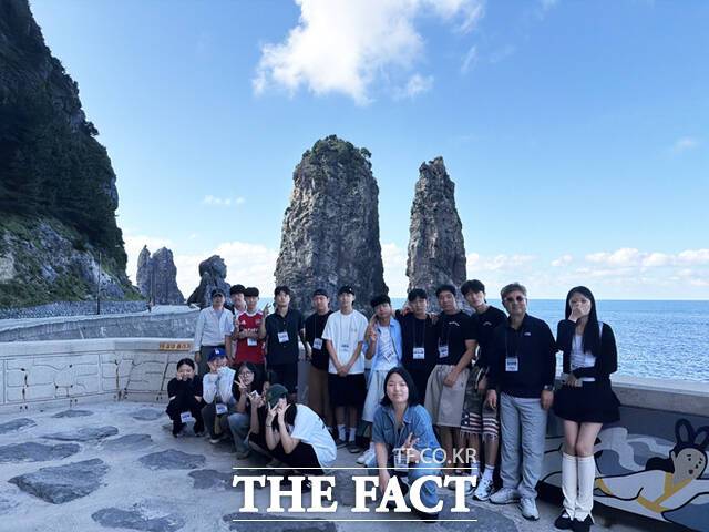 독도·울릉도 역사·문화 탐방에 참여한 영주 지역 청소년들이 울릉도의 대표 생태·지질 명소를 둘러본후 단체 기념사진을 찍고 있다. /영주시인재육성장학회
