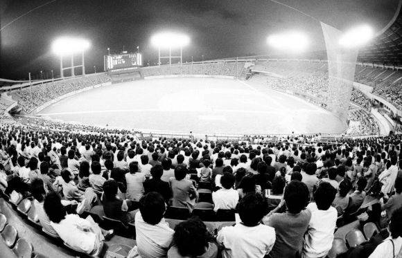 1983년 잠실구장에서 프로야구 첫 야간경기가 열리고 있다. 연합뉴스