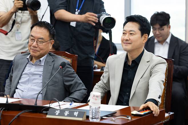 장동혁(오른쪽) 국민의힘 대표와 서범수(왼쪽) 의원이 지난 4일 서울 여의도 국회에서 열린 제438회 국회(임시회) 교육위원회 제1차 전체회의에 참석해 자리하고 있다. /뉴스1
