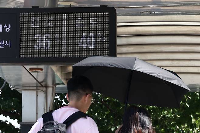 [서울=뉴시스] 고승민 기자 = 폭염이 이어지고 있는 6일 서울 여의나루역 출입구 전광판에 온도와 습도가 표시되고 있다. 2026.08.06. kkssmm99@newsis.com /사진=뉴시스