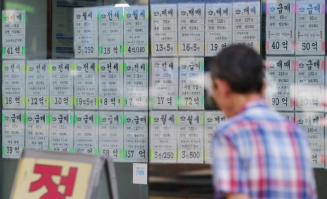 부동산중개업소에 매물 정보가 게시되어 있다. 뉴시스