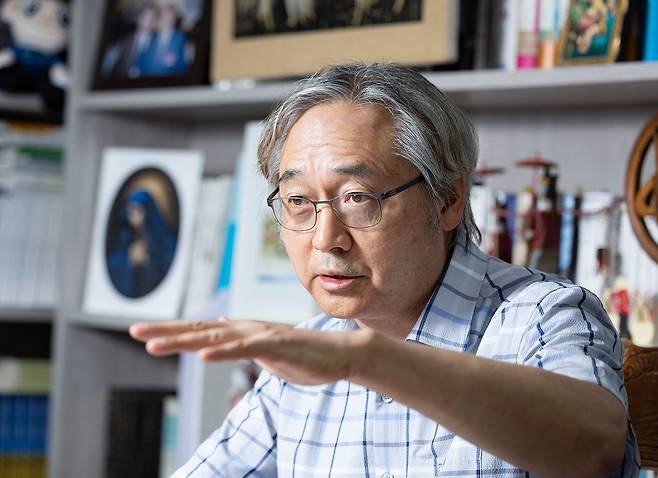 박찬운 교수가 4일 오후 서울 한양대 법학관 연구실에서 형사소송법 개정에 대한 견해를 말하고 있다. 전민규 기자
