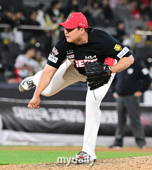 2026년 4월 22일 오후 경기도 수원KT위즈파크에서 열린 '2026 신한 SOL KBO리그' KIA 타이거즈와 KT 위즈의 경기. KIA 한재승이 8회말 구원등판해 역투하고 있다./마이데일리