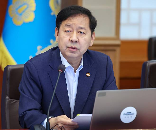 구윤철 부총리 겸 재정경제부 장관이 지난 4일 청와대에서 열린 이재명 대통령 주재 국무회의에서 중동전쟁 관련 비상국정운영 및 대응현황을 보고하고 있다. [연합]