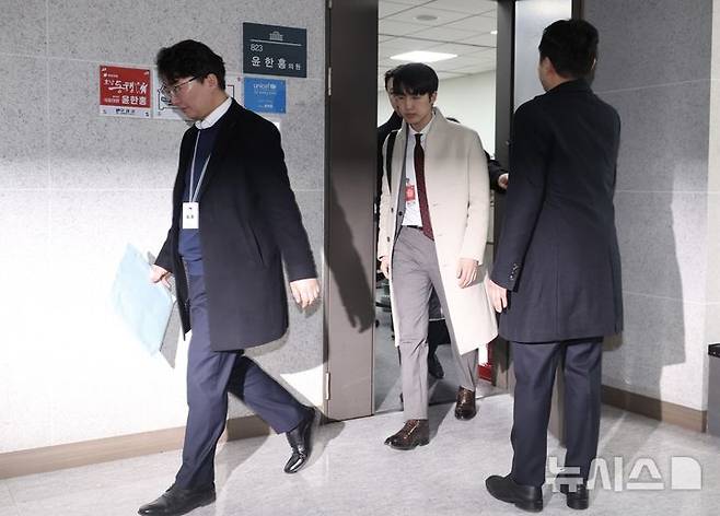 [서울=뉴시스] 조성봉 기자 ='관저 이전 의혹'과 관련해 2차 종합특검팀(특별검사 권창영) 관계자들이 16일 오후 서울 여의도 국회 의원회관 윤한홍 국민의힘 의원의 사무실에서 압수수색을 마치고 밖으로 나서고 있다. 2026.03.16. suncho21@newsis.com