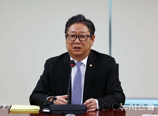 [서울=뉴시스] 김명년 기자 = 황희 더불어민주당 서울시당 지선기획단장이 6일 오후 서울 여의도 국회 의원회관에서 부동산 정책방향 간담회를 하고 있다. 2026.01.06. kmn@newsis.com