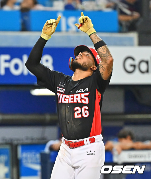 [OSEN=대구, 이석우 기자] 30일 대구삼성라이온즈파크에서 2026 신한 SOL KBO 리그 삼성 라이온즈와 KIA 타이거즈의 경기가 열렸다.홈팀 삼성은 페덱이, 방문팀 KIA는 네일이 선발 출전했다.KIA 타이거즈 카스트로가 7회초 2사 1루 좌월 2점 홈런을 치고 세리머니를 하고 있다. 2026.07.30 / foto0307@osen.co.kr