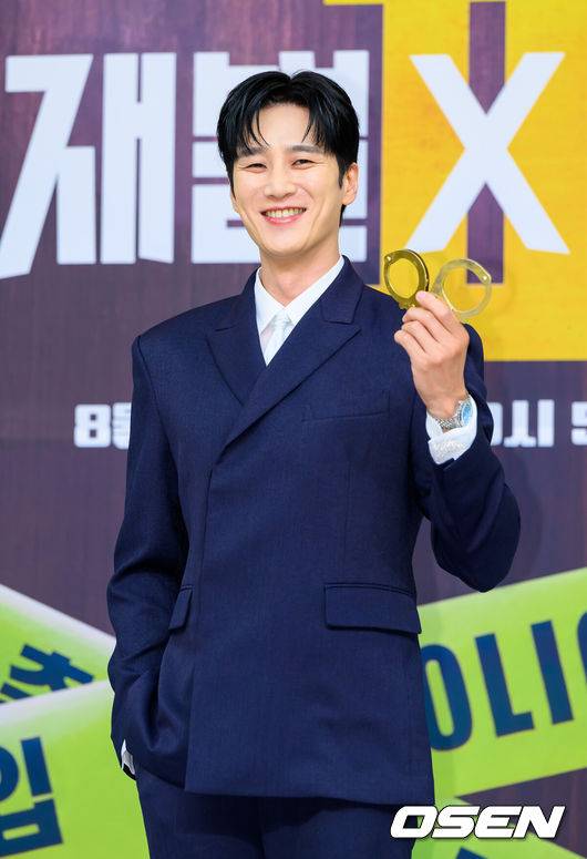 [OSEN=박준형 기자] 4일 오후 서울 목동 SBS에서 SBS 새 금토드라마 ‘재벌X형사2’ 제작발표회가 진행됐다. ‘재벌X형사2’는 수사가 막히면 재력으로 판을 뒤집는 재벌형사 진이수(안보현 분)와 새 팀장 주혜라(정은채 분)의 돈발 날리는 유쾌·상쾌·통쾌 사이다 공조 수사극으로 김재홍&nbsp;감독을 비롯해&nbsp;안보현,&nbsp;정은채, 강상준, 김신비 등이 참석했다.배우 안보현이 포즈를 취하고 있다.  2026.08.04 / soul1014@osen.co.kr