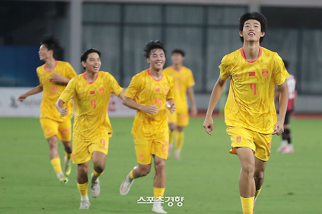 중국 U-17 축구대표팀 선수들이 6일 상하이 퓨서 스타컵에서 레버쿠젠 U-17을 상대로 골을 넣은 뒤 기뻐하고 있다.CGTN스포츠 SNS