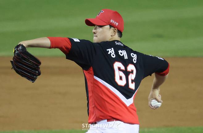 2026 신한 SOL KBO리그 LG 트윈스 대 KIA 타이거즈 경기가 2일 서울 잠실야구장에서 열렸다.  KIA 정해영이 역투하고 있다. /사진=김진경 kim.jinkyung@