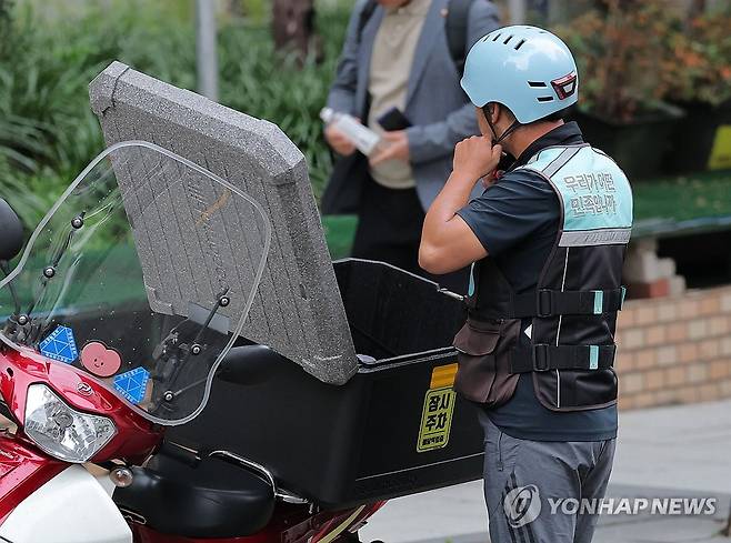 배달 라이더 (서울=연합뉴스) 류영석 기자 = 서울 시내에서 배달 노동자가 이동하고 있다. 2026.7.8 ondol@yna.co.kr